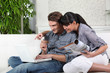 Couple faisant des achats en ligne