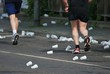 Läufer und Wasserbecher am Strassenrand