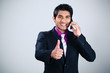 businessman homme d'affaire métis indien téléphone portable