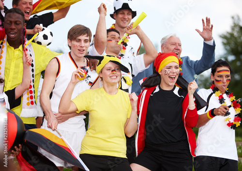 Foto: Fussballfans feuern an Fussballfans feuern an
