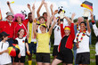 Fussballfans feuern an