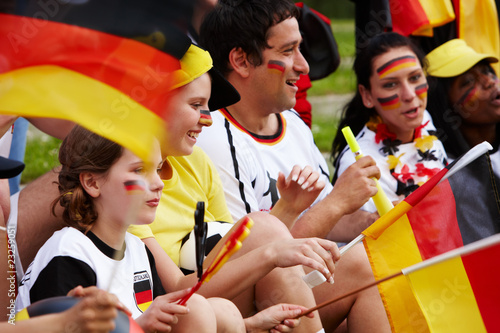 Foto: Fussballfans feuern an Fussballfans feuern an