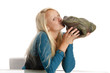 Sexy blondes Teenager-Mädchen mit Froschkönig