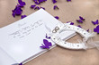 Foto: Opened Wedding Guest Book with a Good Luck Horseshoe Opened Wedding Guest Book with a Good Luck Horseshoe