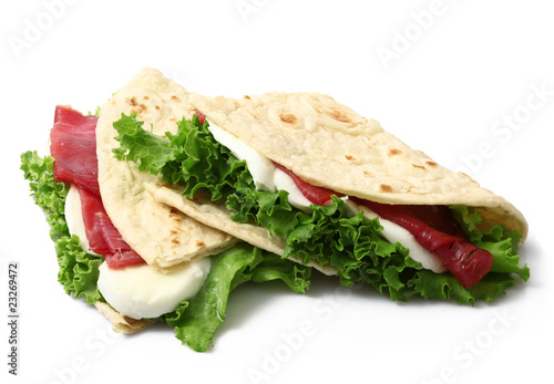 Photo: piadina farcita con insalata,mozzarella e prosciutto crudo piadina farcita con insalata,mozzarella e prosciutto crudo