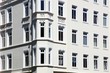Wohnhaus Mehrfamilienhaus Balkone, blauer Himmel