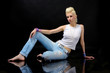 Foto: Beautiful blonde girl in jeans Beautiful blonde girl in jeans