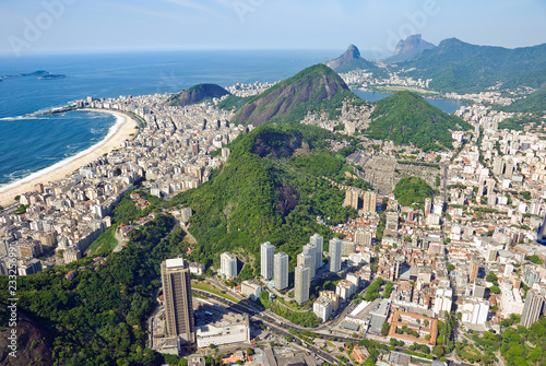 Foto: Aerial view of the dramatic Rio De Janeiro Coast Aerial view of the dramatic Rio De Janeiro Coast