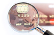 Carte bancaire passée à la loupe Carte bancaire passée à la loupe