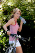 Foto: Frau mit Mountainbike Fahrrad Frau mit Mountainbike Fahrrad