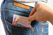 Geld aus der Tasche ziehen