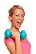 lachende Frau mit Hantel beim Training