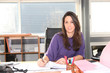 Photo : Portrait d\'une jeune femme au bureau