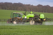 Tracteur pulvérisant du désherbant sur un champ de blé Tracteur pulvérisant du désherbant sur un champ de blé