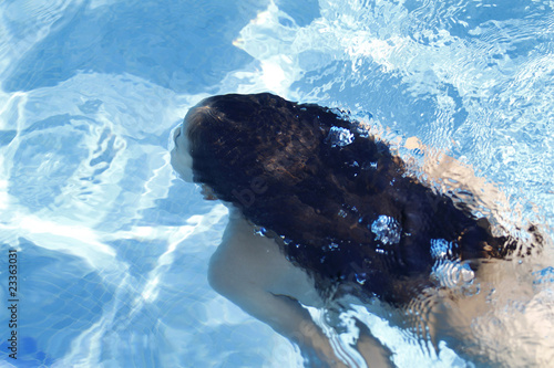 Foto: niña nadando en la piscina niña nadando en la piscina
