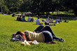 Photo: Couple allongé sur l'herbe Couple allongé sur l'herbe