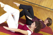 Zwei Frauen machen Gymnastik