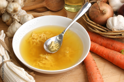 Foto: klare Hühnersuppe mit Nudeln klare Hühnersuppe mit Nudeln