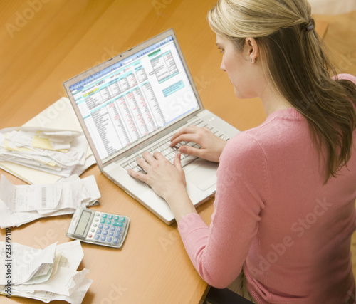 Foto: Woman Using Laptop for Finances Woman Using Laptop for Finances