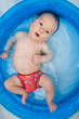 Baby im Planschbecken