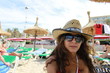 Urlauberin mit Hut am Strand von Mallorca