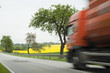 Foto: LKW und Rapsfeld LKW und Rapsfeld
