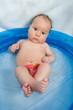 Baby im Planschbecken