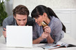 Couple faisant des achats en ligne