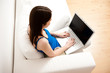 Foto: junge frau entspannt sich zu hause auf sofa mit laptop junge frau entspannt sich zu hause auf sofa mit laptop