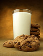 Vaso de leche y galletas