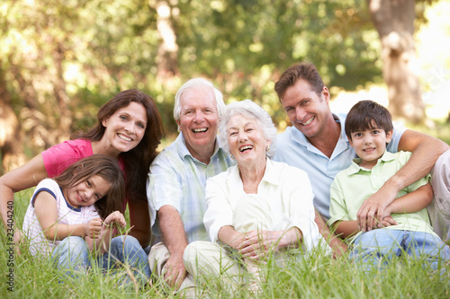 Foto: Portrait Of Extended Family Group In Park Portrait Of Extended Family Group In Park