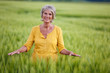 seniorin im feld