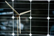 Reflet d'éolienne dans cellules photovoltaiques