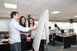 Commerciaux devant tableau de statistiques