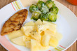 Hänchenschnitzel wiener Art mit Salzkartoffeln und Rosenkohl