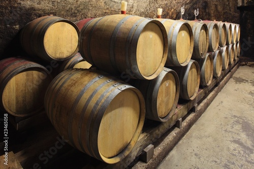 Foto: Weinkeller, kleine Barrique Fässer, Keller an der Mosel Weinkeller, kleine Barrique Fässer, Keller an der Mosel