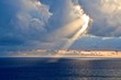 Sonnenstrahl durchbricht Wolken
