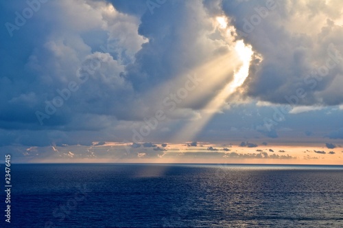 Foto: Sonnenstrahl durchbricht Wolken Sonnenstrahl durchbricht Wolken