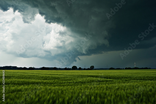 Photo: Sturmwolken über einem Feld Sturmwolken über einem Feld
