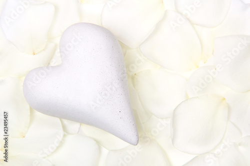 Foto: White heart with rose petals White heart with rose petals