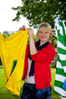 Frau beim Trikot aufhaengen-7925