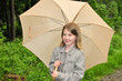 Kind Regenschirm Wald