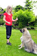 Kind lernt Hund Sitz