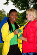 Frauen beim Trikot aufhaengen-7935