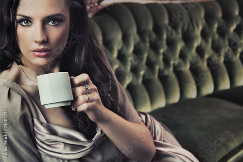 Foto: Portrait of a beautiful lady drinking afternoon coffee Portrait of a beautiful lady drinking afternoon coffee