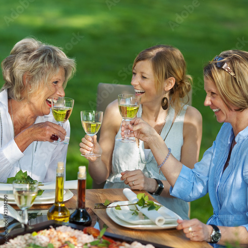 Foto: drei frauen mit wein im garten drei frauen mit wein im garten