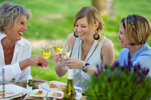 Foto: drei frauen trinken weißwein im garten drei frauen trinken weißwein im garten