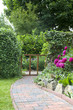 Garten mit Blumenbeet und Gartenweg aus Naturstein