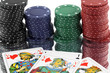 cartes et jetons de poker sur fond réfléchissant