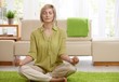 Femeie face meditaţie yoga la domiciliu